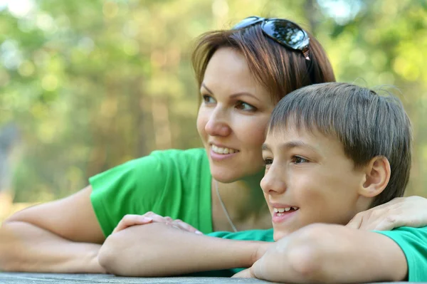 Hermosa madre con hijo —  Fotos de Stock