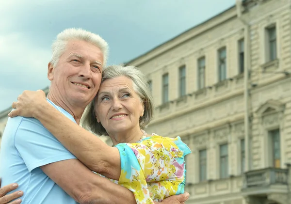 Couple d'âge mûr marchant en ville — Photo