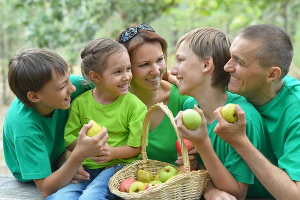 Lycklig familj som har picknick — Stockfoto