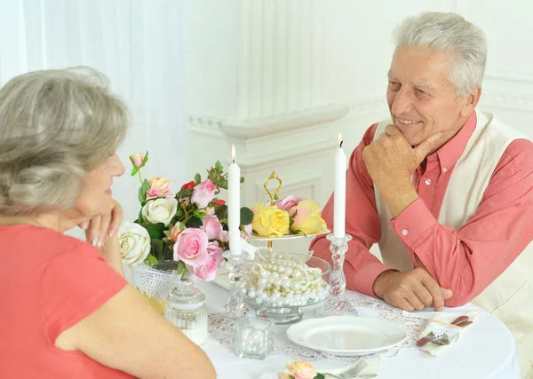 Gelukkig bejaarde echtpaar met diner — Stockfoto