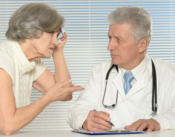 Médico de edad avanzada con paciente — Foto de Stock