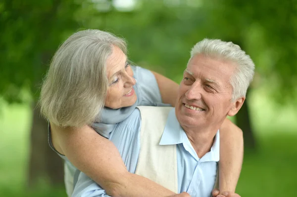 Senior couple in summer park — Stock Photo, Image
