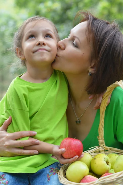 Madre y su hija comiendo —  Fotos de Stock