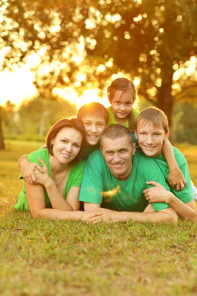 Família em camisas verdes — Fotografia de Stock