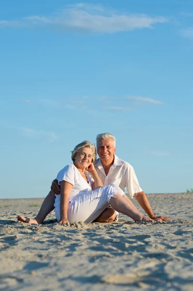 ビーチ上の高齢者のカップル — ストック写真