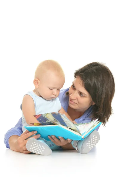 Mère et petit fils lisant le livre — Photo