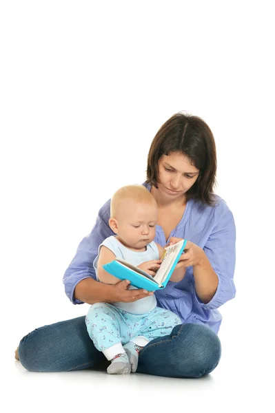 Mère et petit fils lisant le livre — Photo
