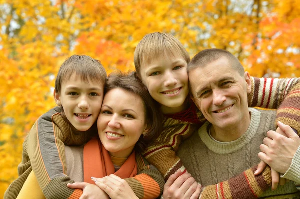 Familie entspannt im Herbstpark — Stockfoto