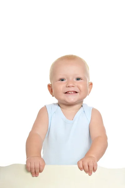 Niño sonriendo y de pie en la silla — Foto de Stock