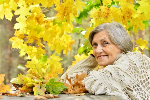 Senior woman walking in the park — Stock Photo, Image