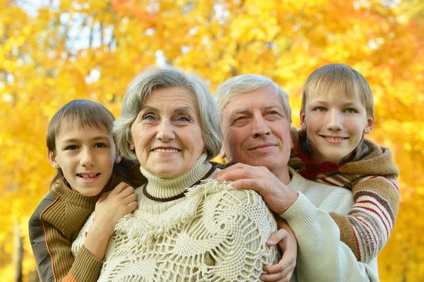 Abuelos y nietos en el parque de otoño — Foto de Stock