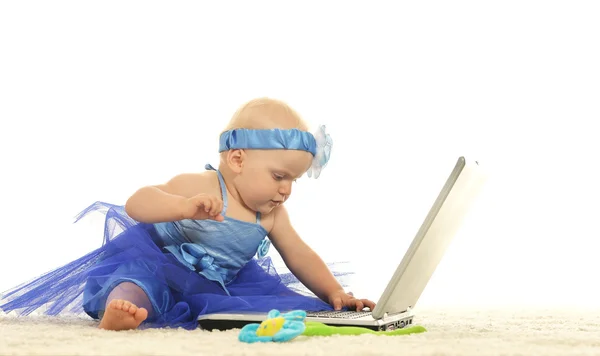 金髪の赤ちゃん女の子はラップトップで遊んでいます。 — ストック写真