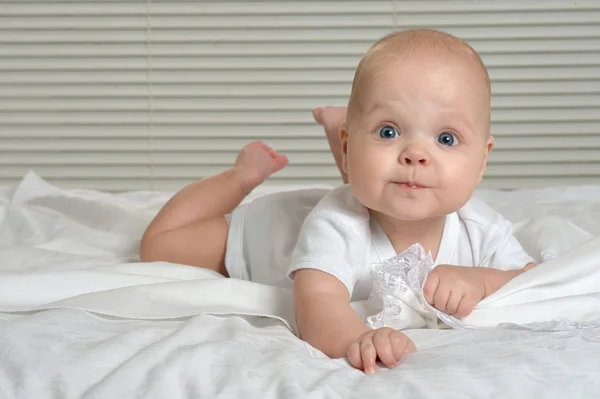 Pequeno bebê bonito mentir — Fotografia de Stock