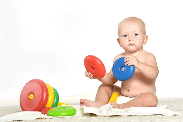 Bambino ragazzo giocare con giocattoli — Foto Stock