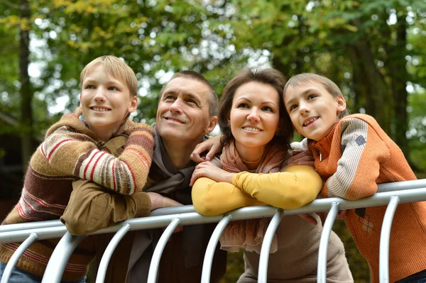 Familjen avkopplande i höst park — Stockfoto