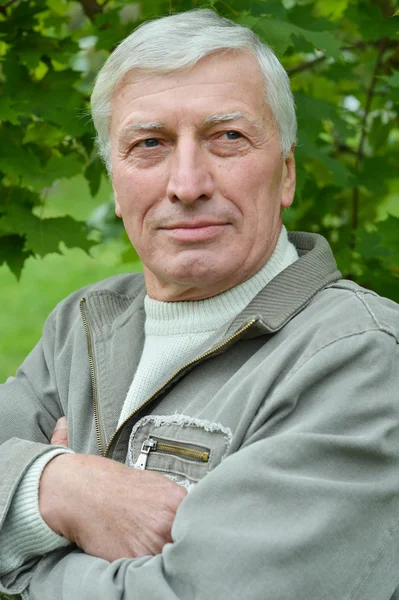 Homme âgé marchant dans le parc en automne — Photo