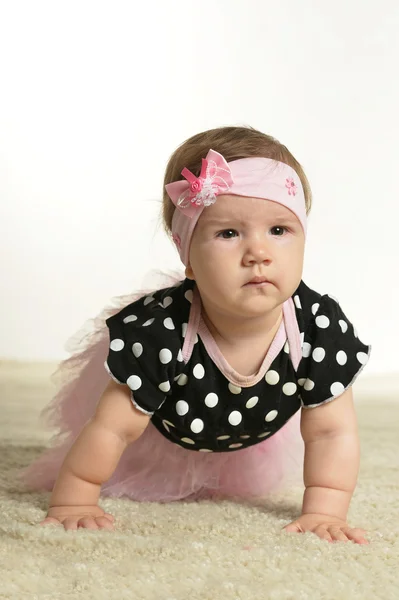 Niedliches Baby-Mädchen im rosa Kleid — Stockfoto