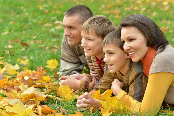 Family relaxing in autumn park — Stock Photo, Image