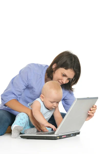Mãe e filho pequeno com laptop — Fotografia de Stock