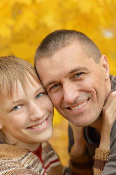 Padre e figlio nel parco autunnale — Foto Stock