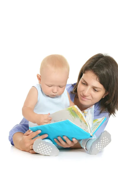 Мать и маленький сын читают книгу — стоковое фото