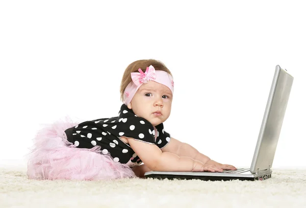 Baby flicka spelar med laptop — Stockfoto