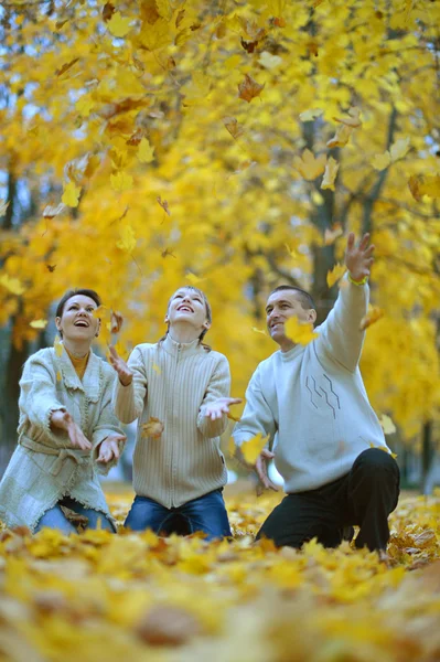 Familj i höstparken — Stockfoto