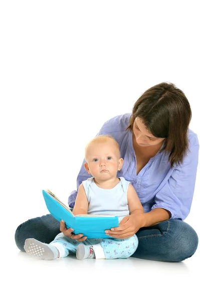 Moeder en zoontje leesboek — Stockfoto