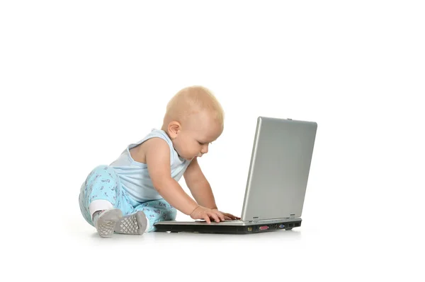 Малыш играет с ноутбуком — стоковое фото