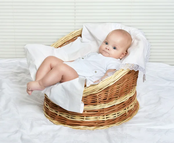 Schattige babymeisje in de mand — Stockfoto