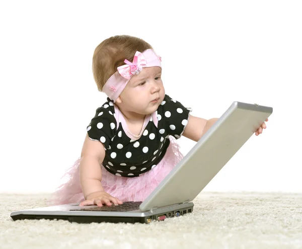 Baby flicka spelar med laptop — Stockfoto