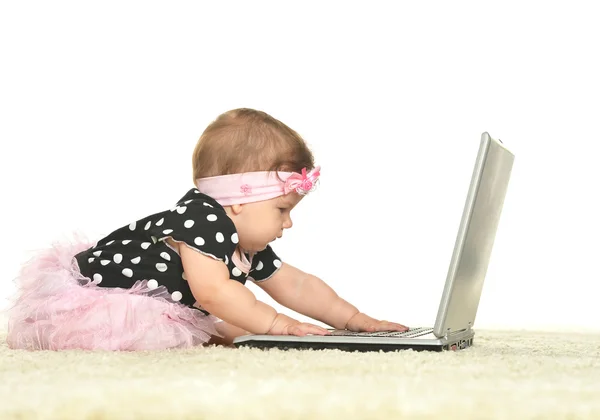 女の赤ちゃんはラップトップで遊んでいます。 — ストック写真