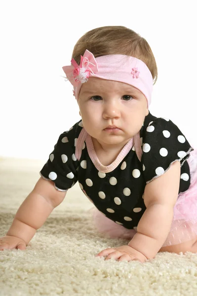 Schattige babymeisje in roze jurk — Stockfoto