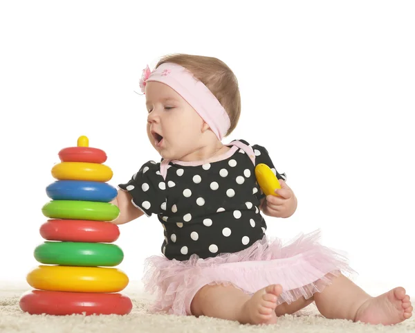 Baby meisje spelen met speelgoed — Stockfoto