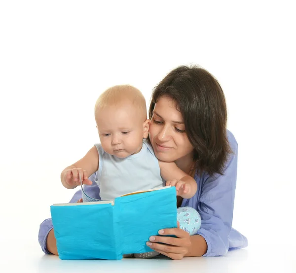 Mutter und kleiner Sohn lesen Buch — Stockfoto