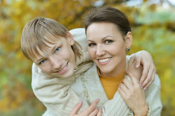 Madre con hijo en el parque de otoño — Foto de Stock