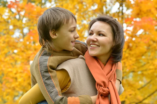 Mère avec un fils dans le parc d'automne — Photo