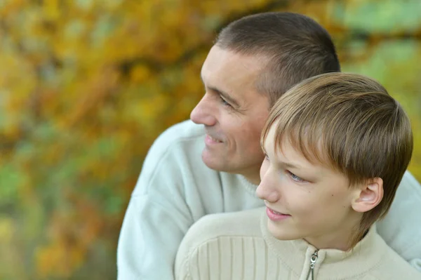 Vader en zoon in herfst park — Stockfoto