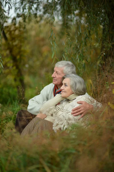 Ouder paar wandelen in de herfst park — Stockfoto