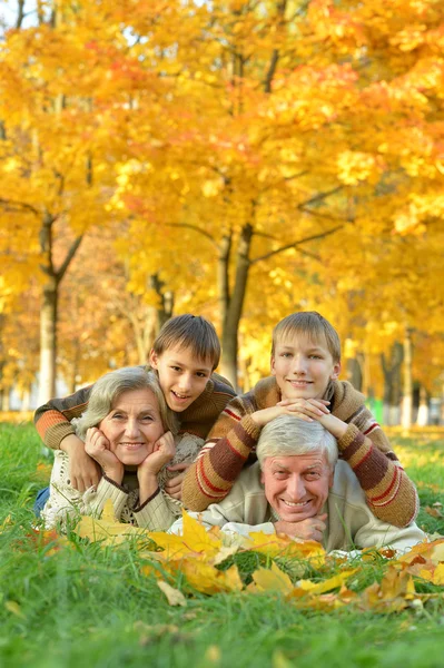 Far-och morföräldrar och barnbarn i höst park — Stockfoto