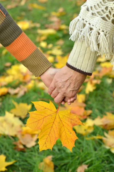 Mani di persone di età diverse — Foto Stock