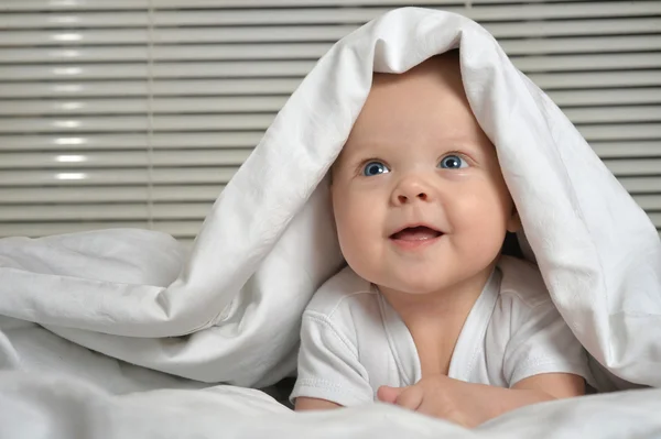 Pequeño lindo bebé mintiendo — Foto de Stock