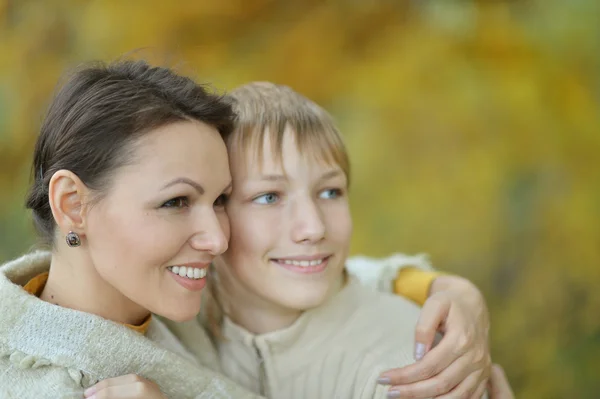 Mor med son i höstparken — Stockfoto