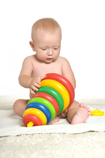 Mały chłopiec zabawy z zabawkami — Zdjęcie stockowe
