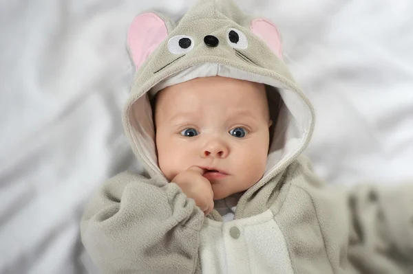 Menina bebê no mouse em traje — Fotografia de Stock