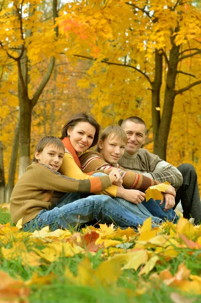 Familjen avkopplande i höst park — Stockfoto