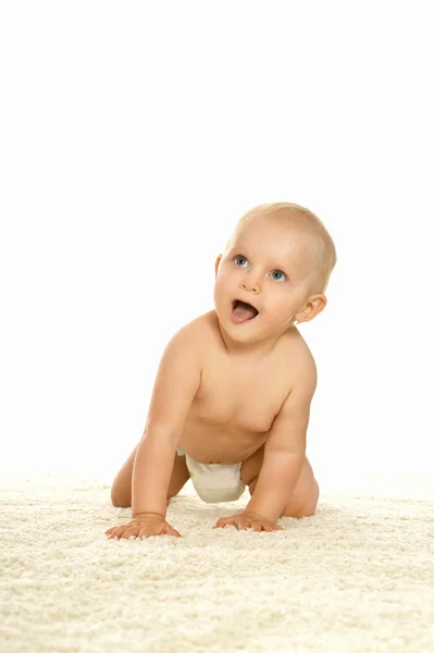 Sød lille dreng kravler i pampers - Stock-foto