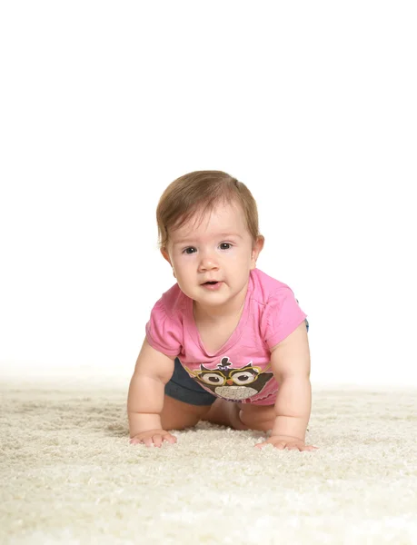 Bebé niña arrastrándose en el suelo — Foto de Stock