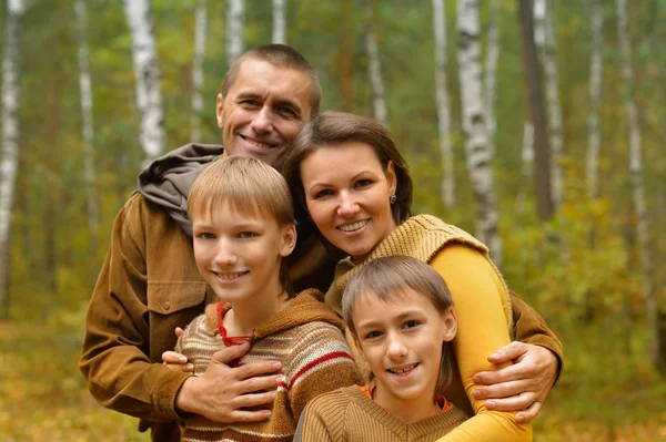 Őszi park pihentető család — Stock Fotó