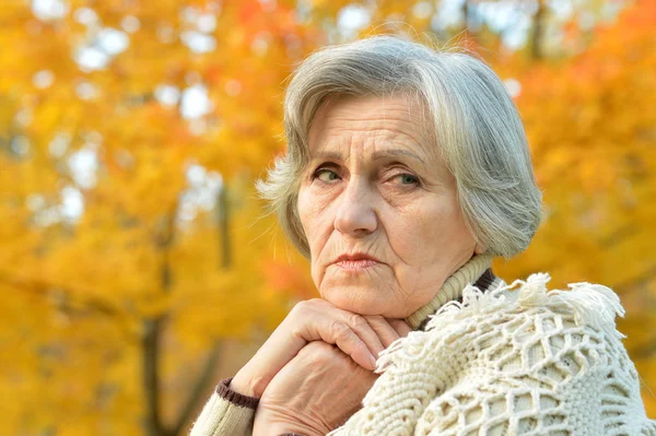 생각에 잠겨있는 노인 여성 — 스톡 사진